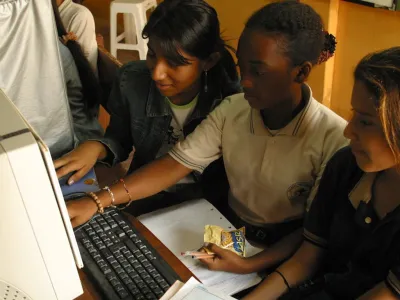 Imagen: CC, by (robdoar)-SA image linking to Libertad de expresión bajo ataque: apagones de internet y censura en América Latina