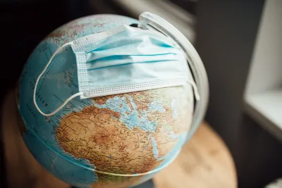 image linking to Omicron et les interdictions de voyager imposées à l’Afrique : « L’histoire du racisme, des inégalités et des discriminations est imbriquée dans la science »