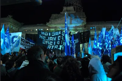 Imagen: "Crowd in front of Congreso" por Beatrice Murch bajo licencia Creative Commons (www.flickr.com/photos/blmurch/4002694625/) image linking to Damián Loreti, nuevo miembro de APC: "Las leyes de medios forman parte del campo de batalla político y jurídico"