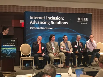 De izquierda a derecha: Jane Coffin (Internet Society); Steve Song (Network Startup Resource Center); Christian O’Flaherty (Internet Society); Erick Huerta (Rhizomatica); Julián Casasbuenas G. (Colnodo); Roger Baig Viñas (Fundació Guifi.net) image linking to Redes inalámbricas comunitarias: una propuesta de uso justo en Colombia