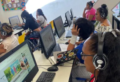 Photo: Colnodo image linking to Community networks newsletter: Get inspired by communities building networks through shared knowledge